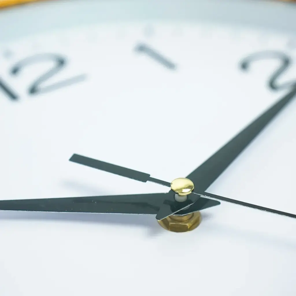 D_NQ_NP_2X_742710-MLM70222488529_062023-F-reloj-de-pared-redondo-analogico-diferent.webp