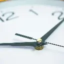 D_NQ_NP_2X_742710-MLM70222488529_062023-F-reloj-de-pared-redondo-analogico-diferent.webp