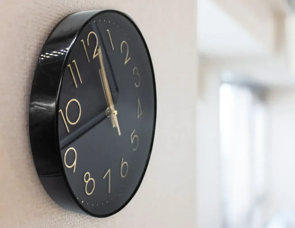 imgi_8_D_NQ_NP_2X_641102-MLM78622486189_082024-F-reloj-de-pared-minima.webp