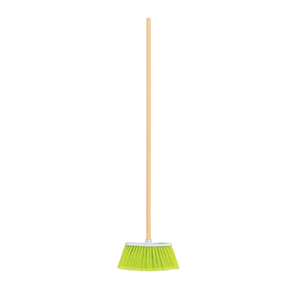 Escoba mediana tipo cepillo cerdas de PVC baston de madera | Klintek